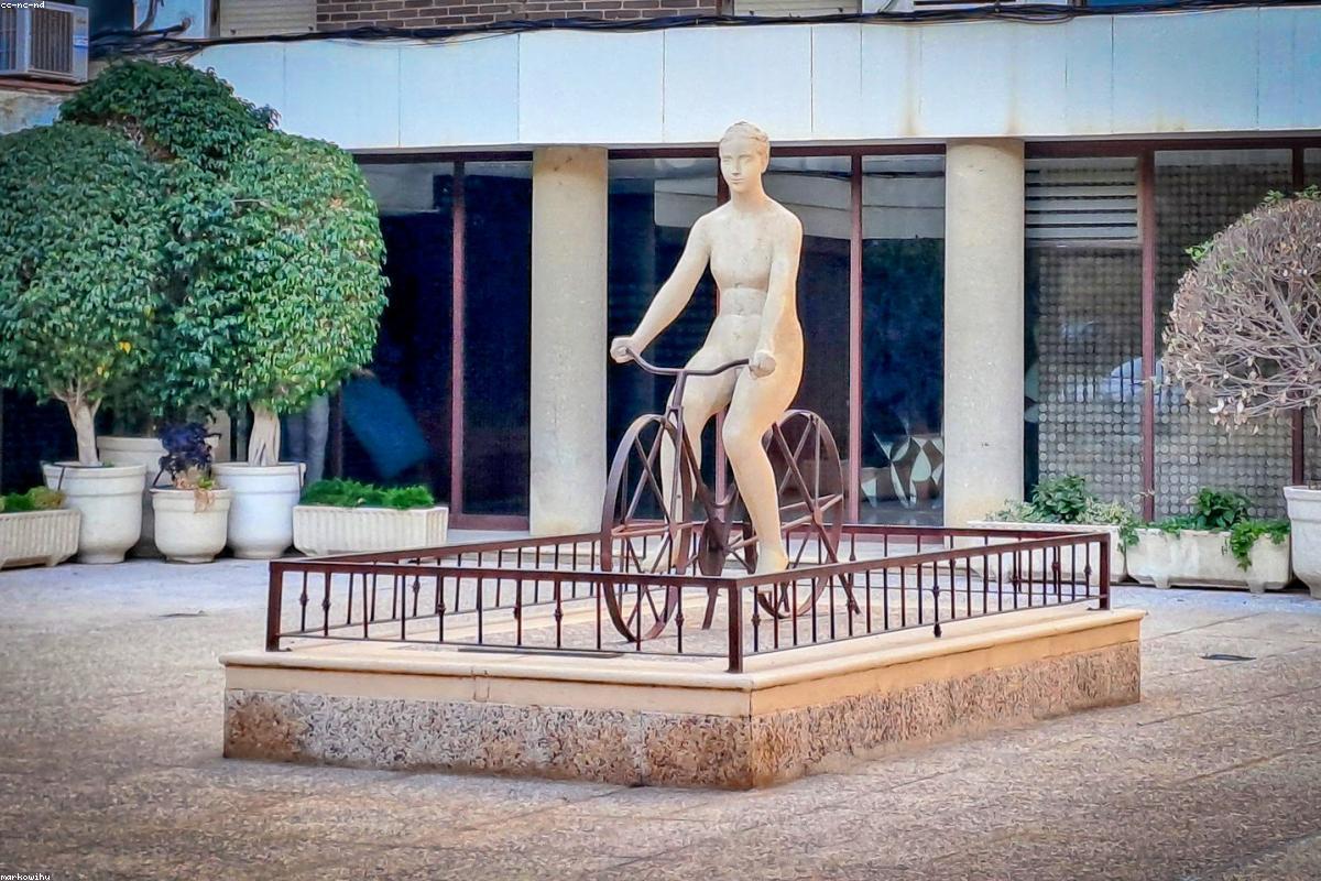 Roue de vélo en cours de dévoilage sur un pied d'atelier